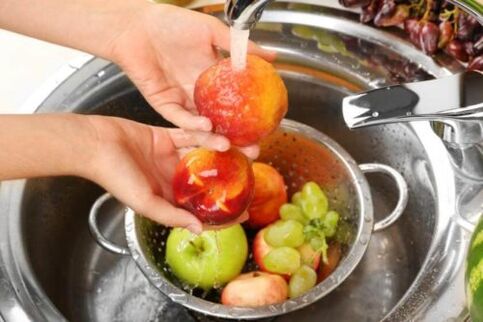 spălarea fructelor pentru a preveni apariția paraziților în organism